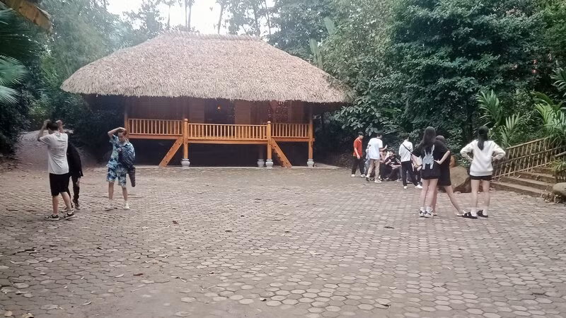 Làng Nhà Sàn Thái Hải thu hút nhiều du khách. Làng Nhà Sàn Thái Hải thu hút nhiều du khách.
