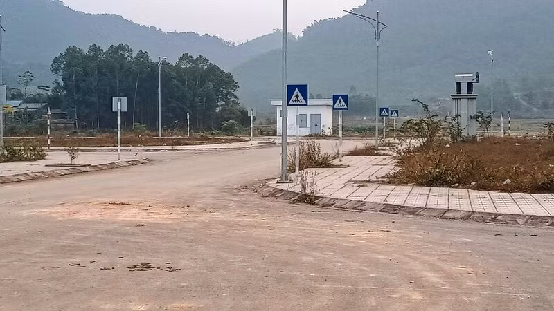 Khu tái định cư Phúc Thuận 2 thừa biển báo, nhưng thiếu cây xanh. Khu tái định cư Phúc Thuận 2 thừa biển báo, nhưng thiếu cây xanh.