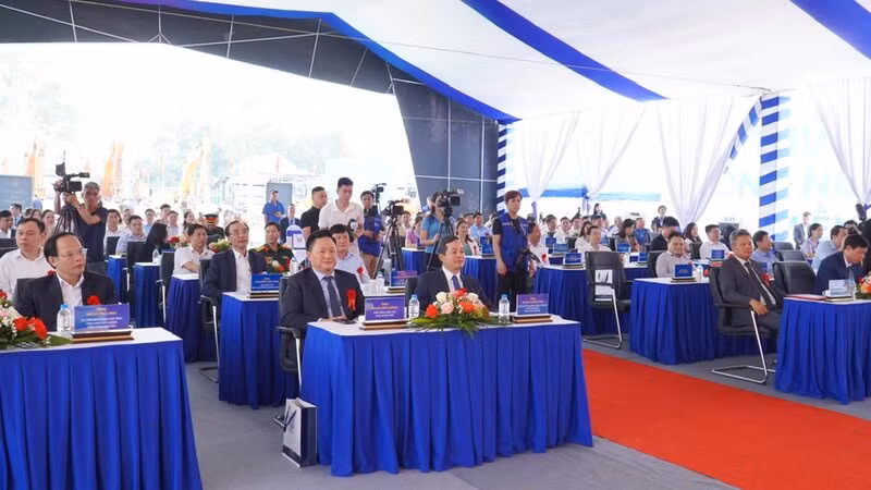 Đồng chí Phan Văn Hùng, Phó Tổng Biên tập Báo Nhân Dân dự Lễ động thổ Dự án đầu tư xây dựng và kinh doanh kết cấu hạ tầng Khu công nghiệp Yên Bình 3.
