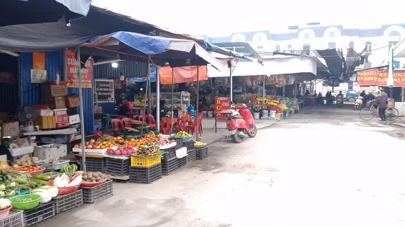 Tiểu thương bán hàng tại chợ tạm Gia Sàng vắng người mua. Tiểu thương bán hàng tại chợ tạm Gia Sàng vắng người mua.
