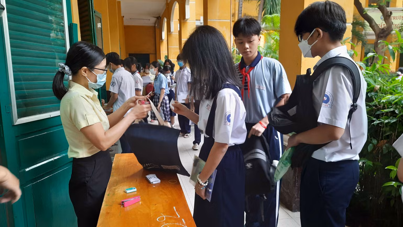 Năm nay các thí sinh có phòng riêng để bỏ ba lô, mũ nón, áo khoác rồi mới được gọi vào phòng thi. Theo quy định, các vật dụng được mang vào phòng thi gồm: Bút viết, bút chì, compa, tẩy, thước kẻ, thước tính, máy tính bỏ túi không có chức năng soạn thảo văn bản và không có thẻ nhớ. Năm nay các thí sinh có phòng riêng để bỏ ba lô, mũ nón, áo khoác rồi mới được gọi vào phòng thi. Theo quy định, các vật dụng được mang vào phòng thi gồm: Bút viết, bút chì, compa, tẩy, thước kẻ, thước tính, máy tính bỏ túi không có chức năng soạn thảo văn bản và không có thẻ nhớ.