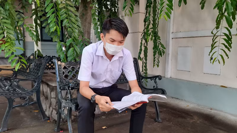 Thí sinh tranh thủ ôn lại bài trước khi thi môn Ngữ văn, môn thi đầu tiên của Kỳ thi tốt nghiệp trung học phổ thông năm 2023.