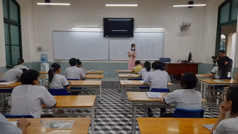 Giáo viên coi thi nhắc lại quy chế thi cho các thí sinh trước khi thi môn Ngữ văn.