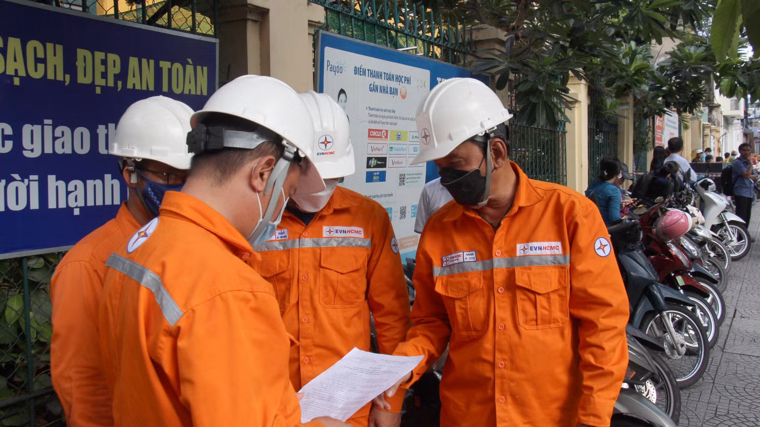 Để bảo đảm công tác trông thi diễn ra tốt đẹp có hơn 12.300 người và 2.370 nhân viên làm nhiệm vụ tại các điểm thi. Để bảo đảm công tác trông thi diễn ra tốt đẹp có hơn 12.300 người và 2.370 nhân viên làm nhiệm vụ tại các điểm thi.