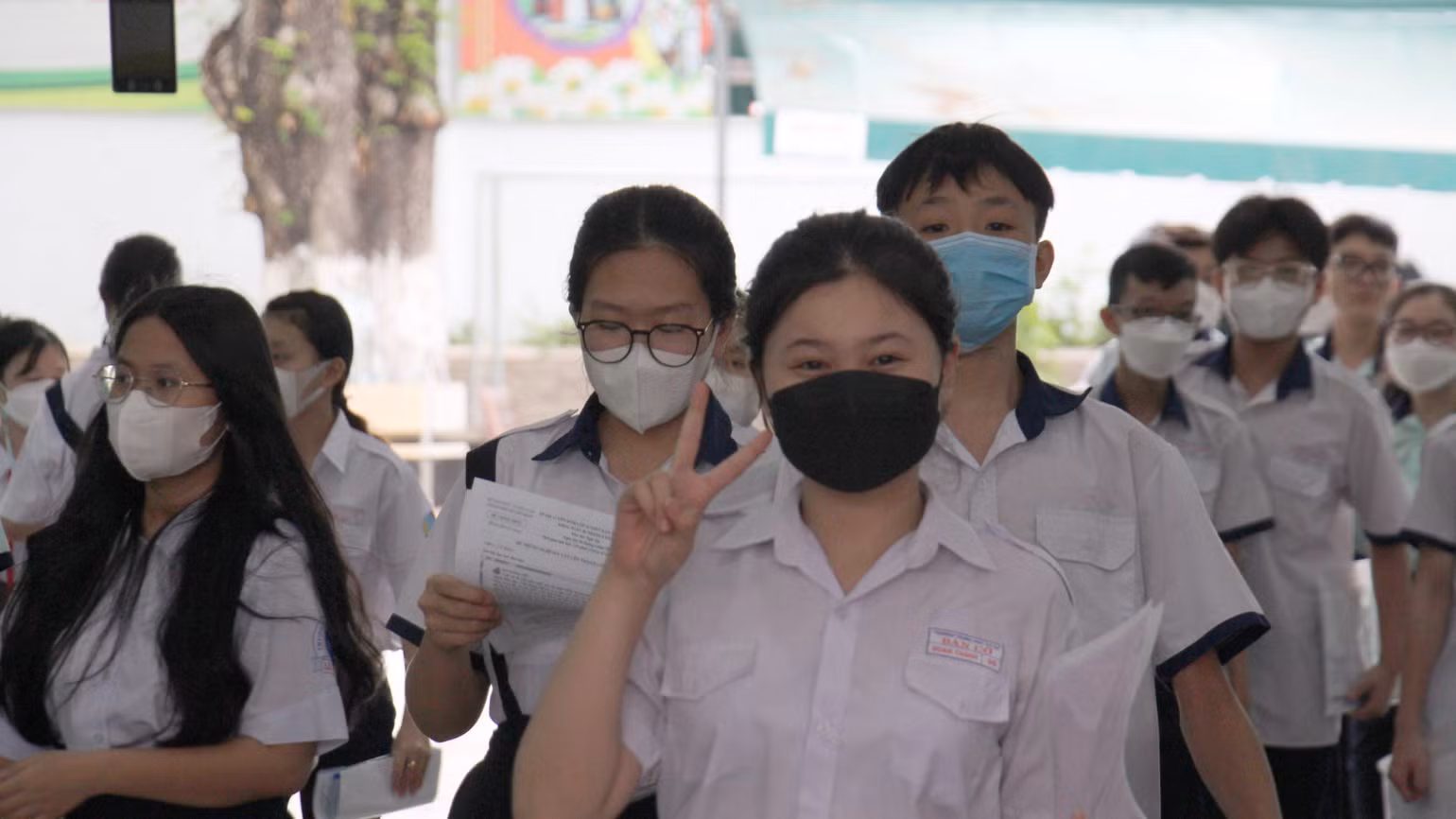 Ghi nhận tại Trường Trung học cơ sở Colette trên địa bàn phường 6, quận 3, Thành phố Hồ Chí Minh sau khi kết thúc môn thi Ngữ văn của buổi thi đầu tiên, hầu hết các em làm được bài và ra về với tinh thần thoải mái. Ghi nhận tại Trường Trung học cơ sở Colette trên địa bàn phường 6, quận 3, Thành phố Hồ Chí Minh sau khi kết thúc môn thi Ngữ văn của buổi thi đầu tiên, hầu hết các em làm được bài và ra về với tinh thần thoải mái.