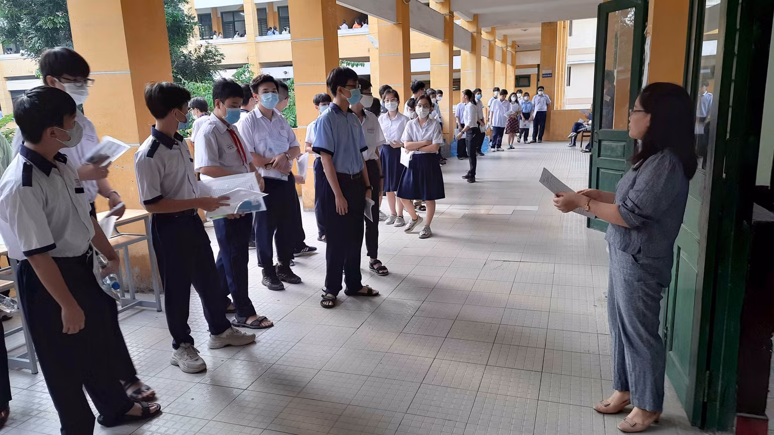Ghi nhận tại điểm Trường Trung học phổ thông Trưng Vương, quận 1, Thành phố Hồ Chí Minh hàng trăm thí sinh đã có mặt từ rất sớm để xếp hàng, chờ tới lượt vào nhận phòng thi làm thủ tục. Ghi nhận tại điểm Trường Trung học phổ thông Trưng Vương, quận 1, Thành phố Hồ Chí Minh hàng trăm thí sinh đã có mặt từ rất sớm để xếp hàng, chờ tới lượt vào nhận phòng thi làm thủ tục.