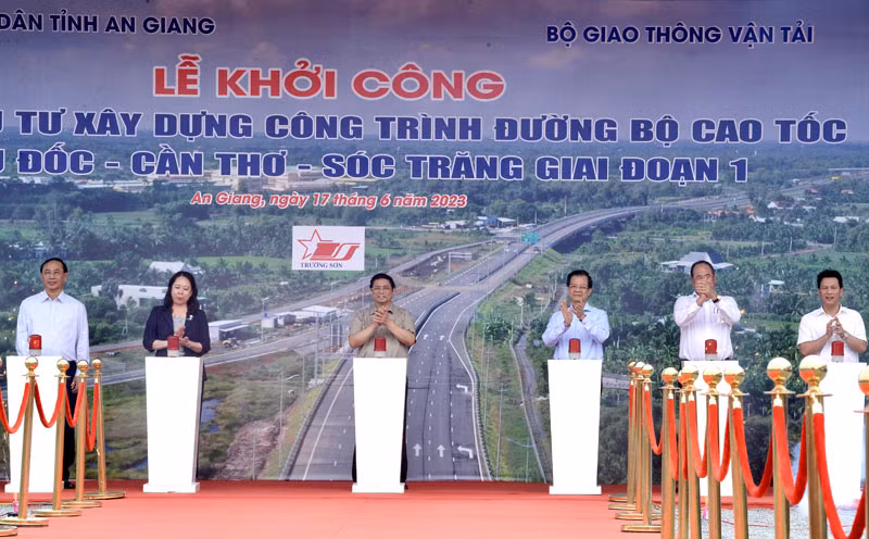 Thủ tướng Phạm Minh Chính cùng các đại biểu bấm nút khởi công Dự án đầu tư xây dựng công trình đường bộ cao tốc Châu Đốc-Cần Thơ-Sóc Trăng giai đoạn 1. Thủ tướng Phạm Minh Chính cùng các đại biểu bấm nút khởi công Dự án đầu tư xây dựng công trình đường bộ cao tốc Châu Đốc-Cần Thơ-Sóc Trăng giai đoạn 1.