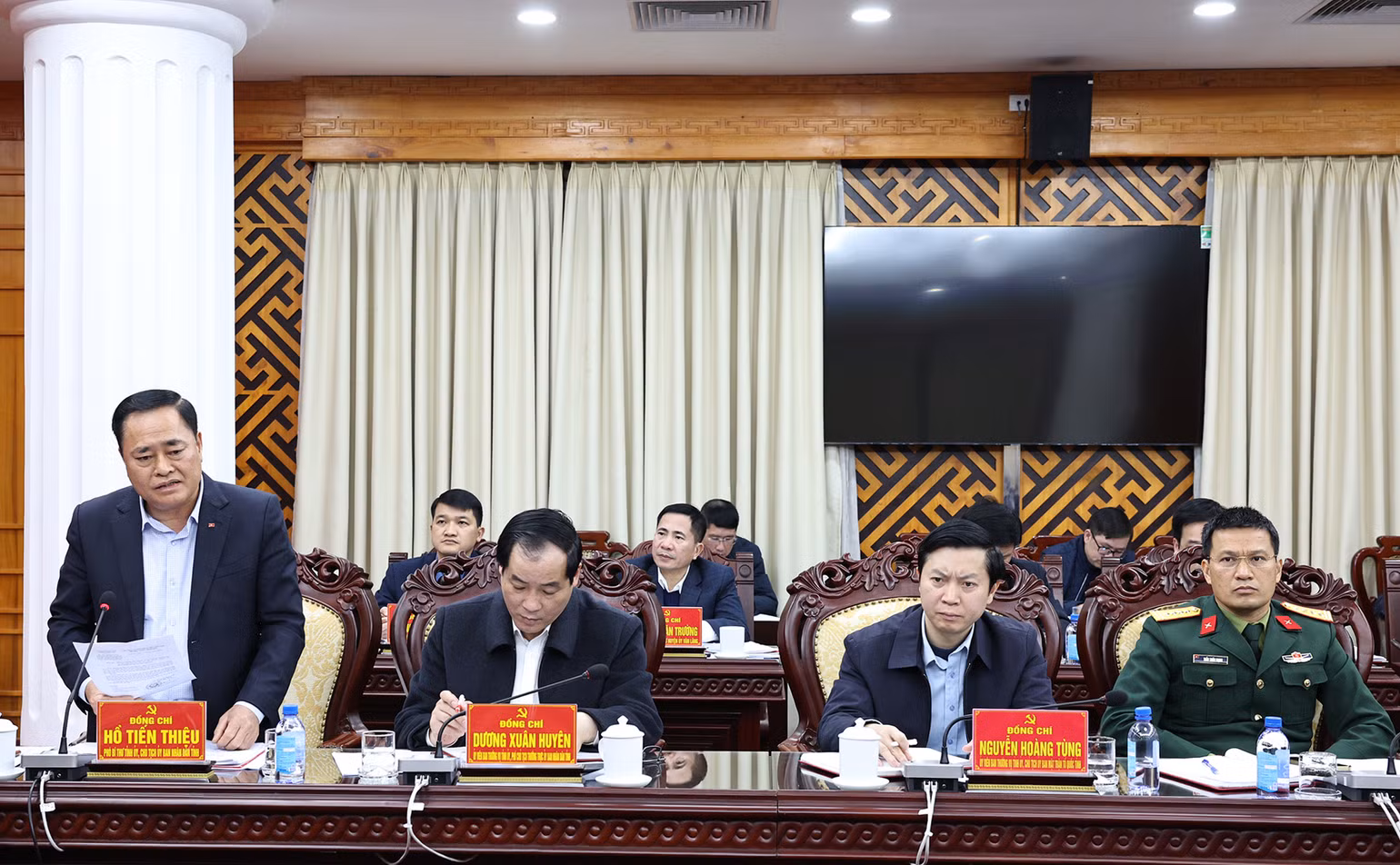 Các đại biểu thảo luận giải pháp triển khai xóa nhà tạm, nhà dột nát và phát triển nhà ở xã hội trên địa bàn tỉnh Lạng Sơn.