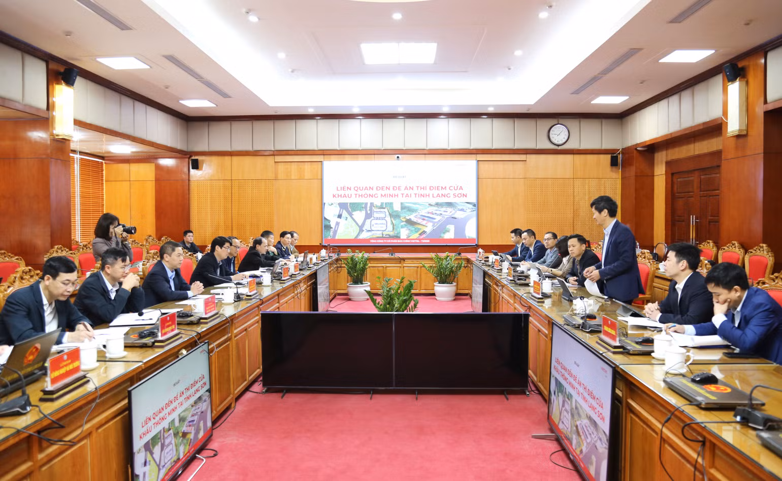 Buổi làm việc của Ủy ban nhân dân tỉnh Lạng Sơn với Tập đoàn Viettel về việc thực hiện đề án thí điểm xây dựng cửa khẩu thông minh.
