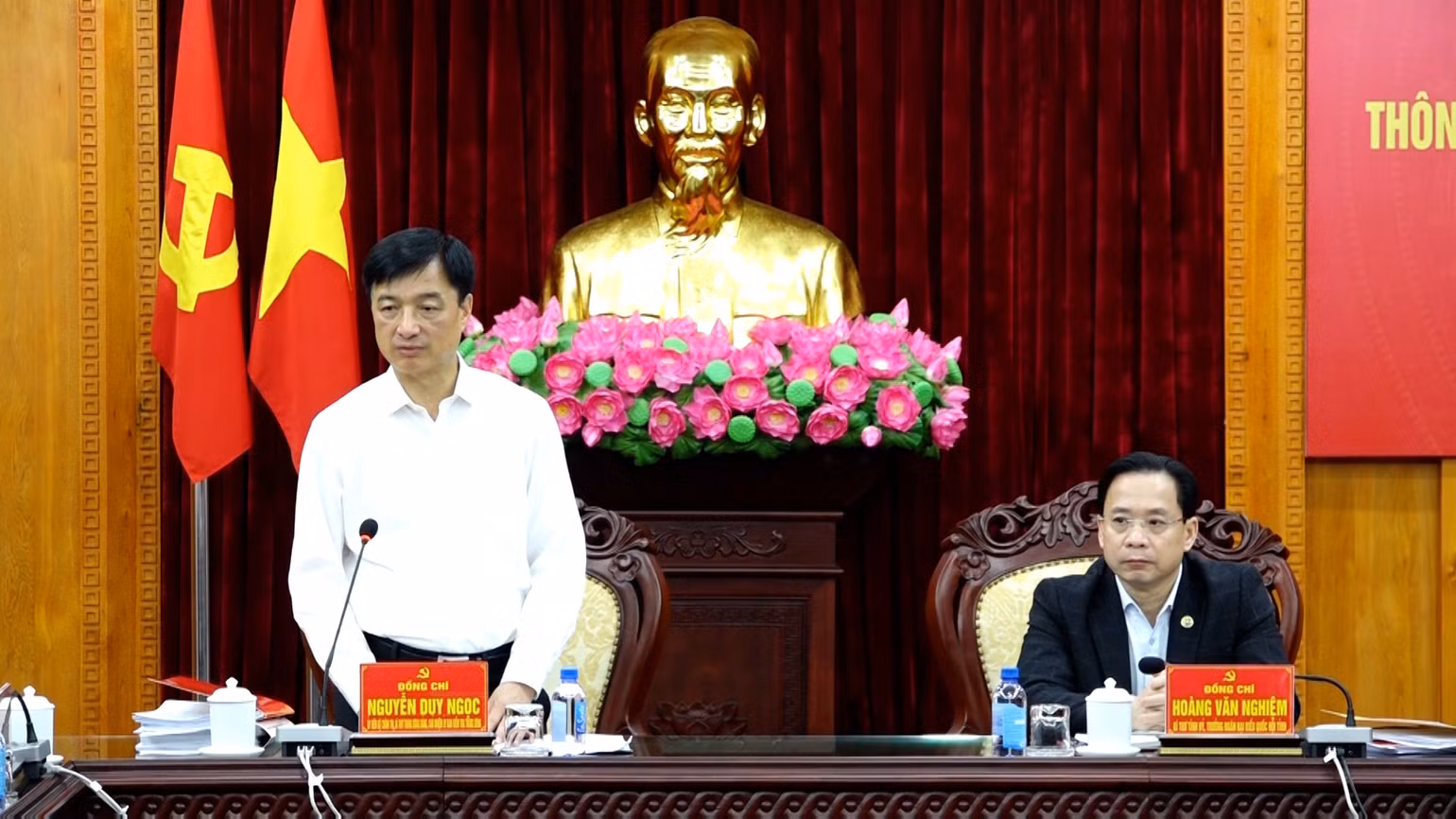 Đồng chí Nguyễn Duy Ngọc, Ủy viên Bộ Chính trị, Bí thư Trung ương Đảng, Chủ nhiệm Ủy ban Kiểm tra Trung ương, Trưởng đoàn Đoàn kiểm tra số 1913 của Bộ Chính trị, Ban Bí thư chỉ đạo hội nghị. Đồng chí Nguyễn Duy Ngọc, Ủy viên Bộ Chính trị, Bí thư Trung ương Đảng, Chủ nhiệm Ủy ban Kiểm tra Trung ương, Trưởng đoàn Đoàn kiểm tra số 1913 của Bộ Chính trị, Ban Bí thư chỉ đạo hội nghị.
