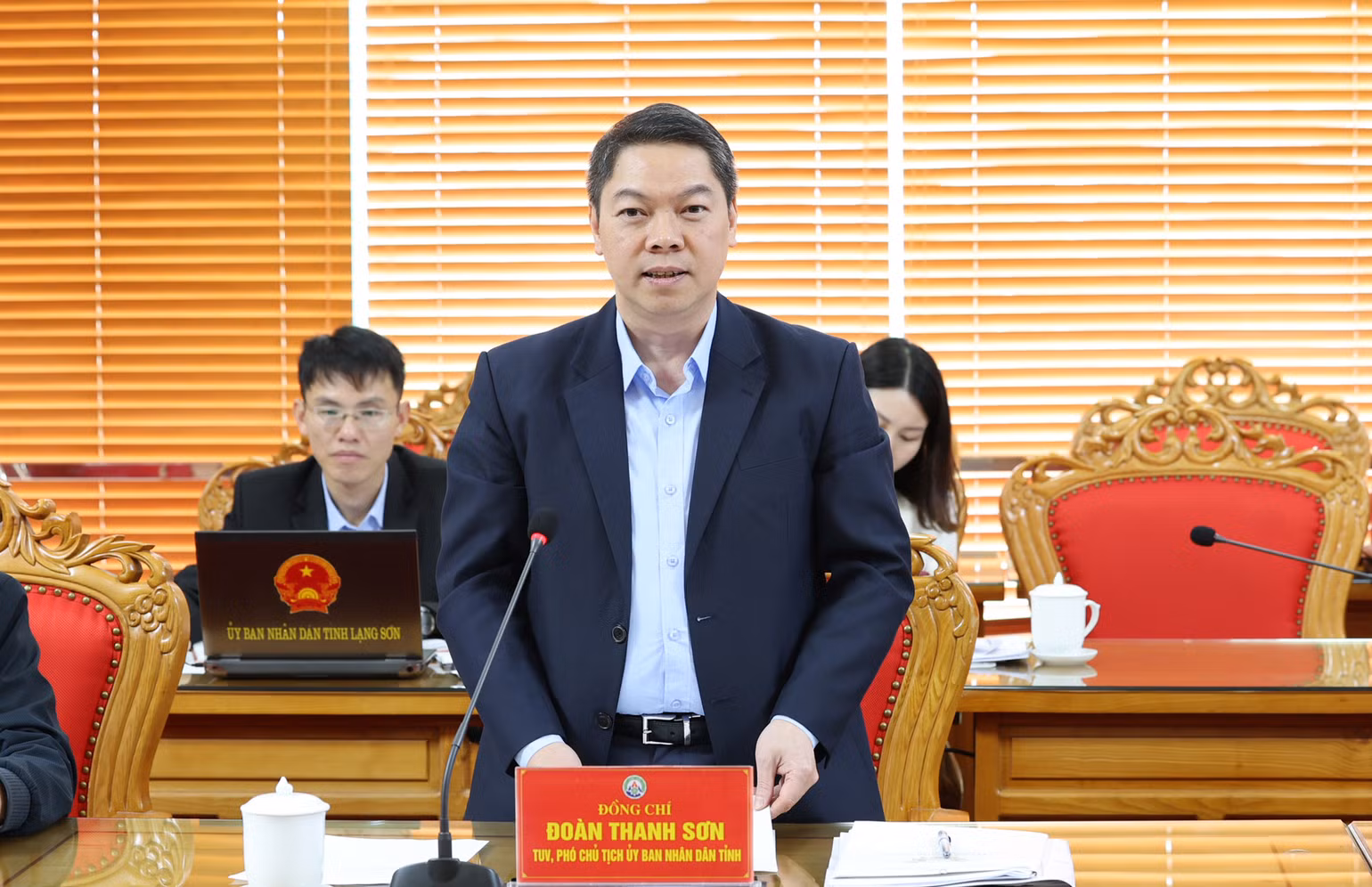 Đồng chí Đoàn Thanh Sơn, Phó Chủ tịch Ủy ban nhân dân tỉnh Lạng Sơn trao đổi tại buổi làm việc.