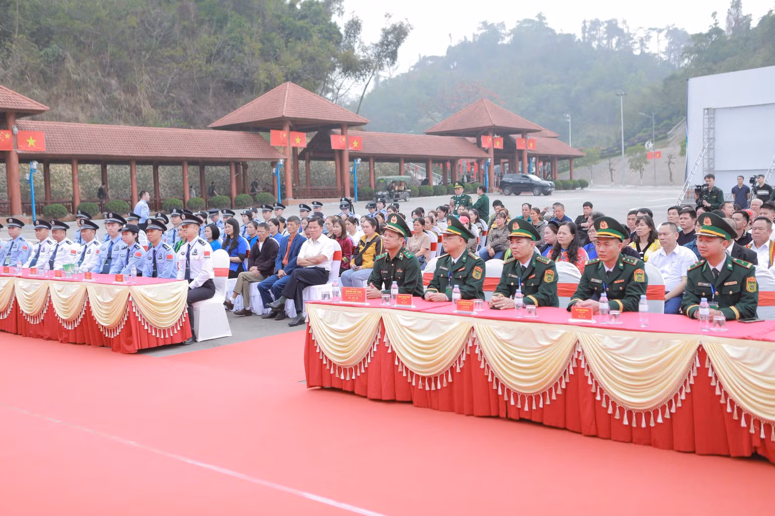 Các đại biểu dự chương trình tuyên truyền phổ biến pháp luật cho nhân dân biên giới. Các đại biểu dự chương trình tuyên truyền phổ biến pháp luật cho nhân dân biên giới.