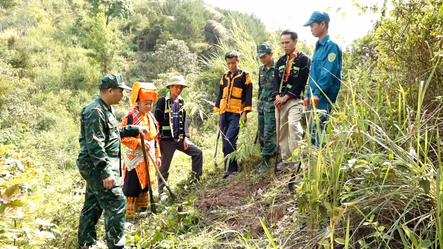 Hội viên Hội Phụ nữ huyện Cao Lộc, tỉnh Lạng Sơn tham gia thực hiện mô hình "Lũy tre biên giới Việt". (Ảnh: QUỐC ĐẠT) Hội viên Hội Phụ nữ huyện Cao Lộc, tỉnh Lạng Sơn tham gia thực hiện mô hình "Lũy tre biên giới Việt". (Ảnh: QUỐC ĐẠT)