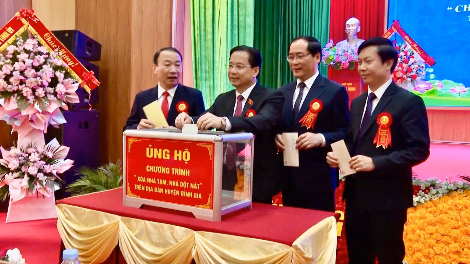 Các đồng chí lãnh đạo tỉnh Lạng Sơn tham gia ủng hộ chương trình "chung tay xóa nhà tạm, nhà dột nát" tại huyện Bình Gia. Các đồng chí lãnh đạo tỉnh Lạng Sơn tham gia ủng hộ chương trình "chung tay xóa nhà tạm, nhà dột nát" tại huyện Bình Gia.