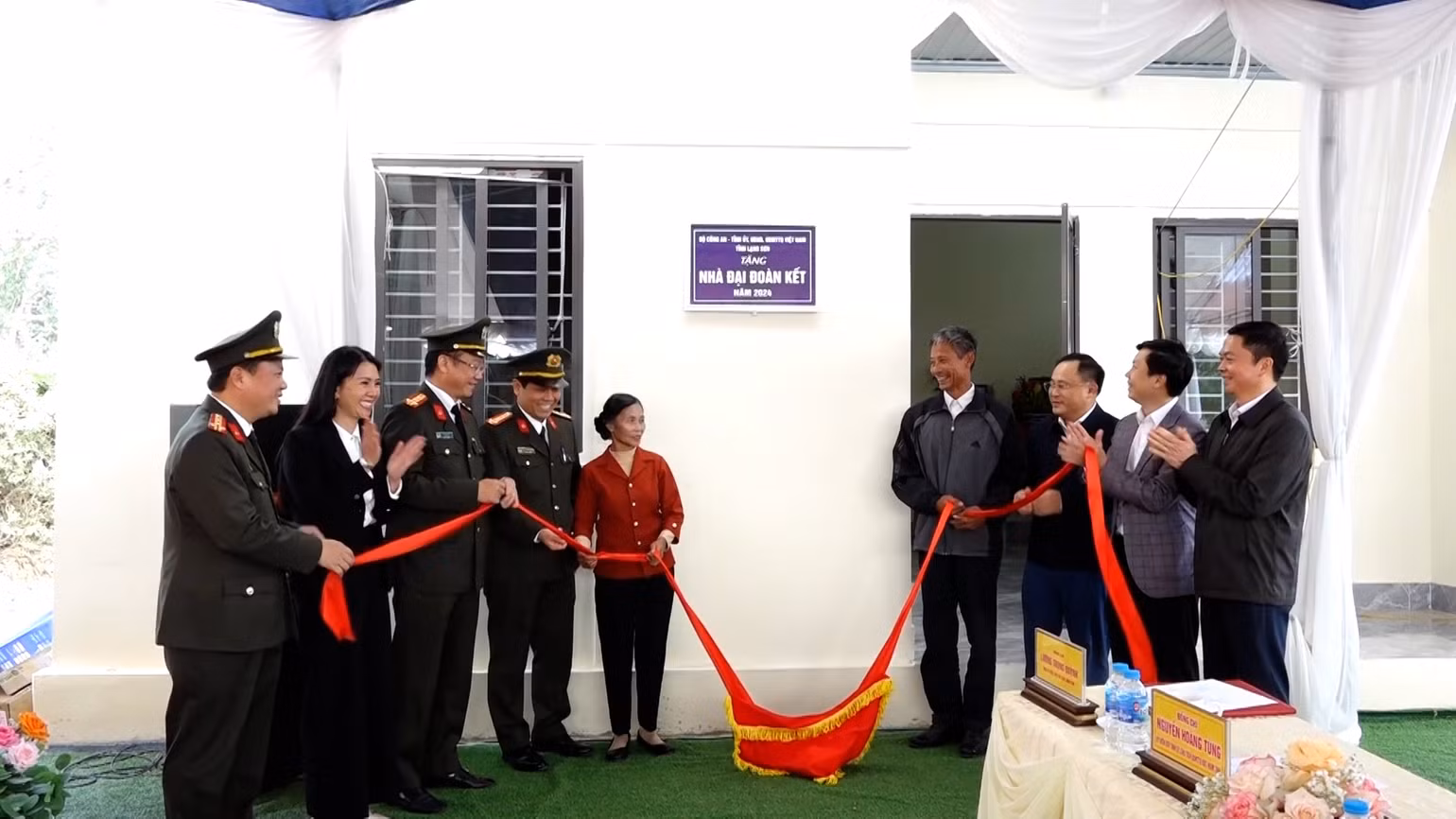 Lãnh đạo tỉnh Lạng Sơn bàn giao nhà Đại đoàn kết cho hộ gia đình bà Nguyễn Thị Dung, thị trấn Na Dương, huyện Lộc Bình. Lãnh đạo tỉnh Lạng Sơn bàn giao nhà Đại đoàn kết cho hộ gia đình bà Nguyễn Thị Dung, thị trấn Na Dương, huyện Lộc Bình.
