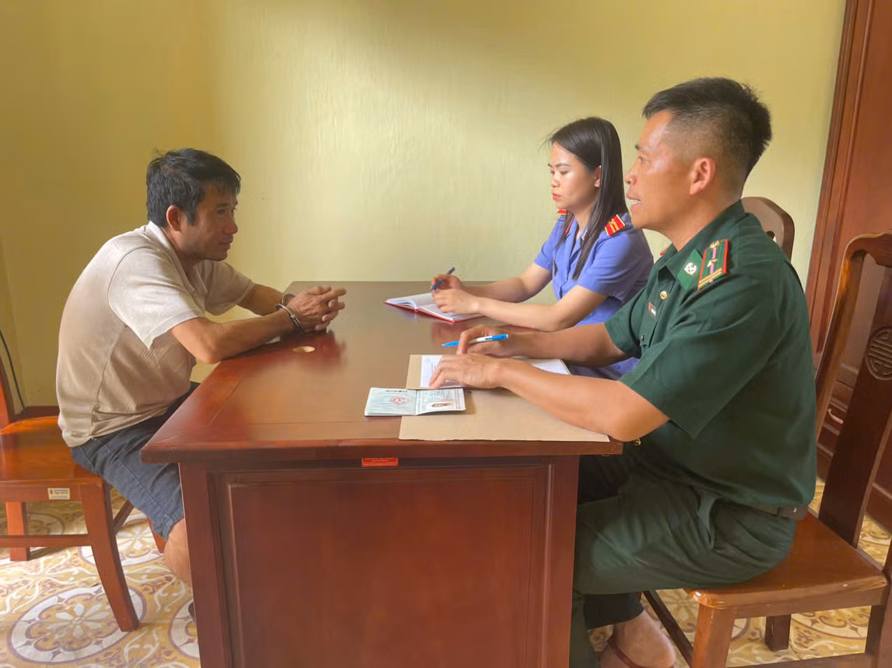 Đồn Biên phòng Cửa khẩu quốc tế Hữu Nghị, Bộ đội Biên phòng Lạng Sơn tổ chức lấy lời khai đối tượng Võ Hiền Sĩ. Đồn Biên phòng Cửa khẩu quốc tế Hữu Nghị, Bộ đội Biên phòng Lạng Sơn tổ chức lấy lời khai đối tượng Võ Hiền Sĩ.