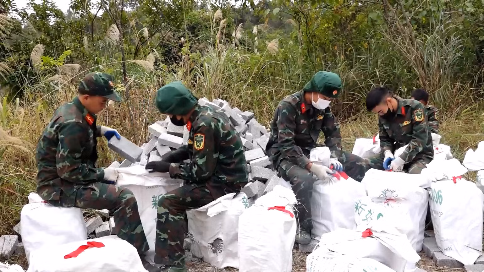 Lực lượng Quân đội tỉnh Lạng Sơn tham gia chương "xóa nhà tạm, nhà dột nát". Lực lượng Quân đội tỉnh Lạng Sơn tham gia chương "xóa nhà tạm, nhà dột nát".
