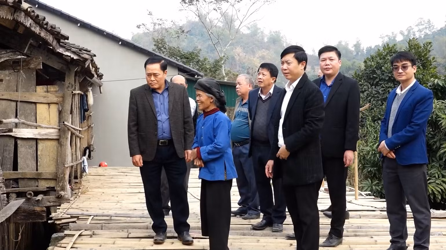 Lãnh đạo tỉnh Lạng Sơn đi thị sát tình hình triển khai chương trình "Xóa nhà tạm, nhà dột nát" tại huyện Văn Quan. Lãnh đạo tỉnh Lạng Sơn đi thị sát tình hình triển khai chương trình "Xóa nhà tạm, nhà dột nát" tại huyện Văn Quan.