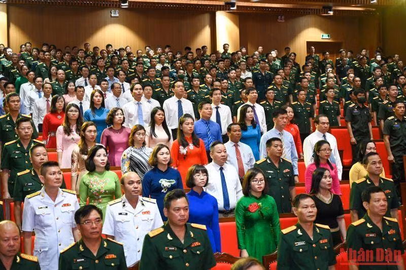 Các đại biểu, các học viên dự lễ khai giảng.