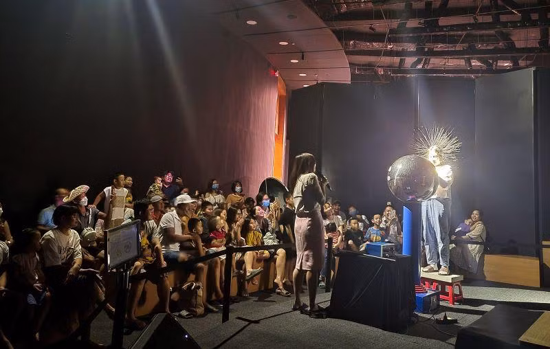 Khách tham quan trải nghiệm show khoa học về Tĩnh điện. Khách tham quan trải nghiệm show khoa học về Tĩnh điện.