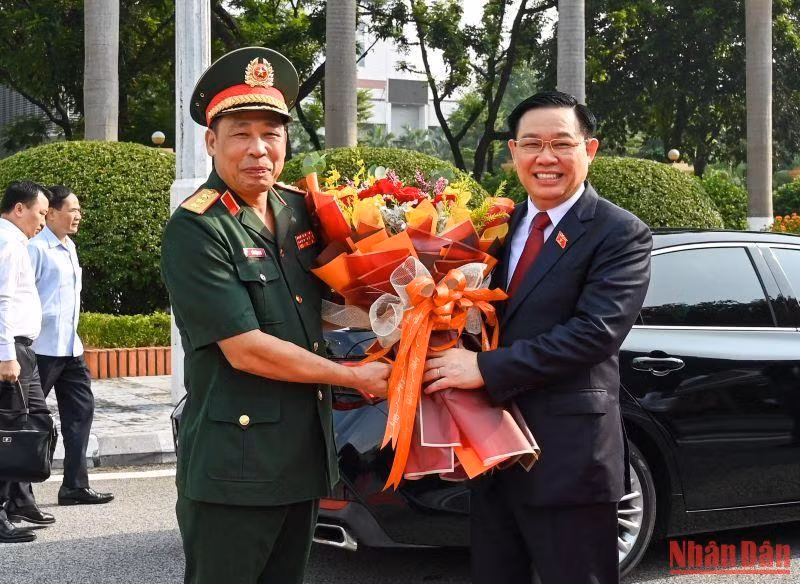 Thượng tướng Trần Việt Khoa, Giám đốc Học viện Quốc phòng tặng hoa Chủ tịch Quốc hội Vương Đình Huệ.
