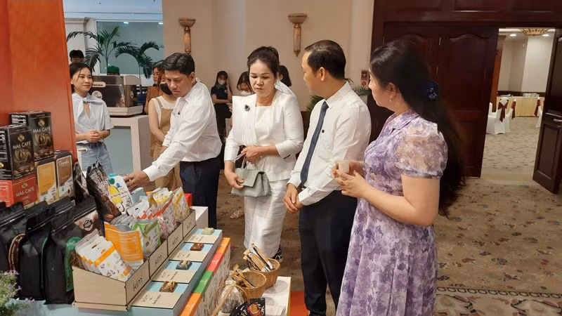 Các đại biểu tham quan các gian hàng trưng bày sản phẩm của các doanh nghiệp tại diễn đàn.