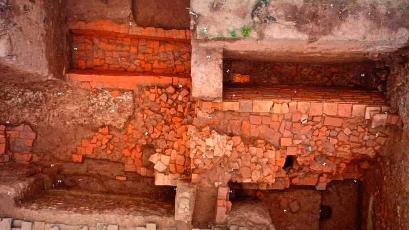 Di tích rãnh thoát nước, tường gạch thời Lục Triều (TK 4-5). Di tích rãnh thoát nước, tường gạch thời Lục Triều (TK 4-5).