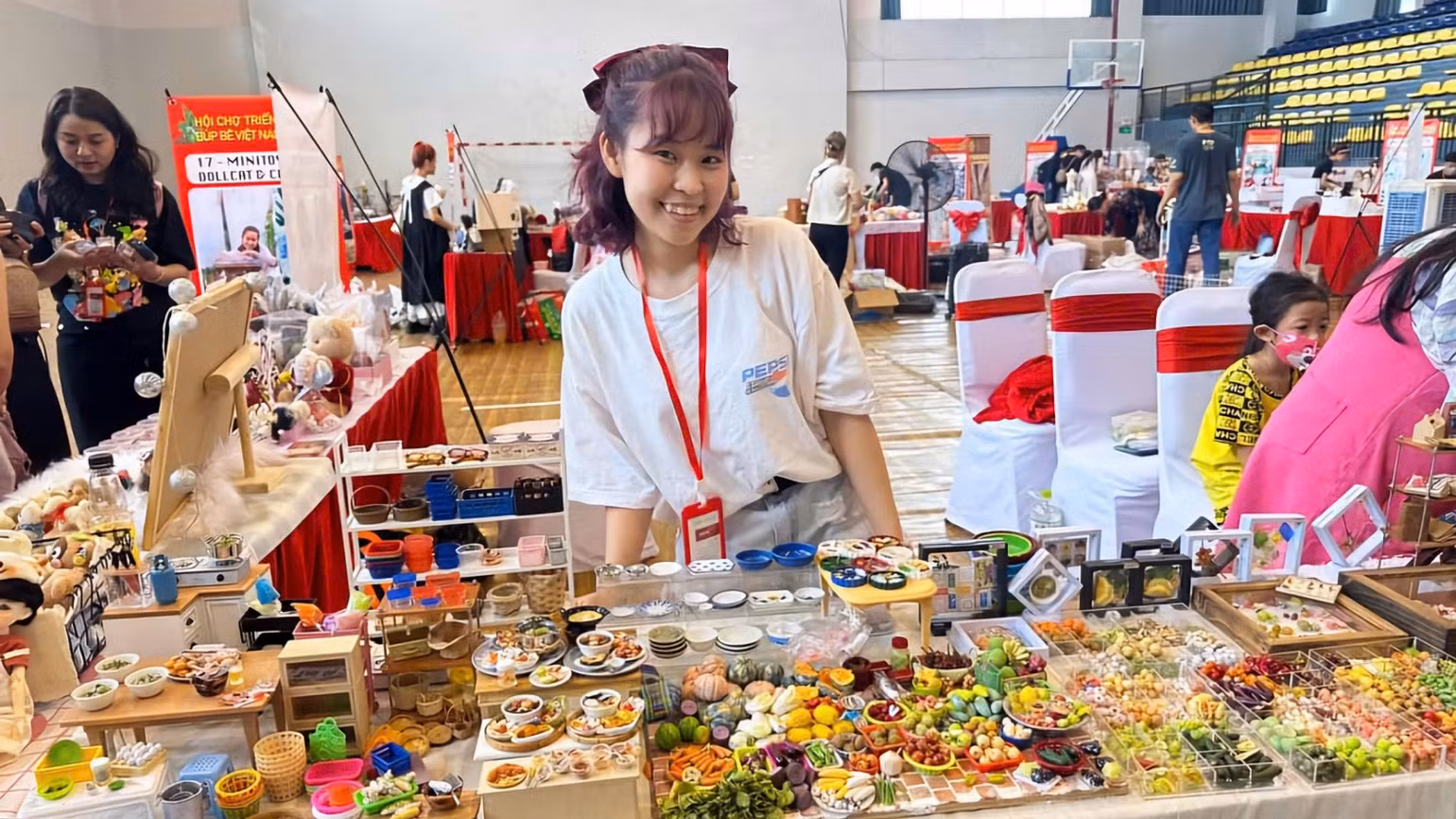 Trưng bày các sản phẩm bằng đất sét tại một hội chợ tại Cần Thơ. Trưng bày các sản phẩm bằng đất sét tại một hội chợ tại Cần Thơ.