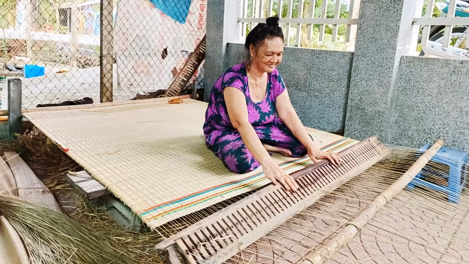 Một trong số thợ dệt chiếu ít ỏi tại làng chiếu Cái Chanh. Một trong số thợ dệt chiếu ít ỏi tại làng chiếu Cái Chanh.