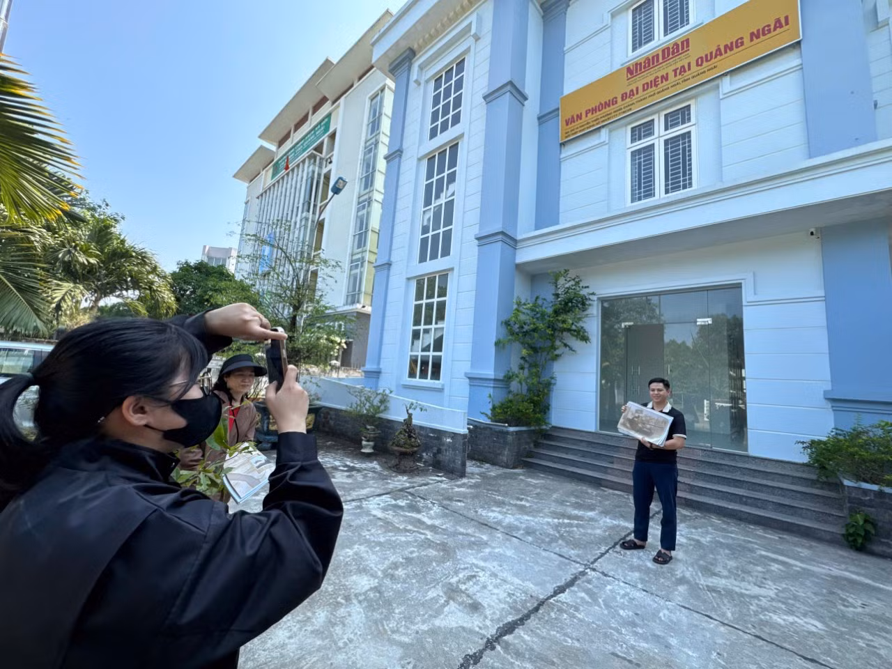 Chụp ảnh kỷ niệm tại Văn phòng đại diện Báo Nhân Dân tại Quảng Ngãi ngay sau khi được tặng phụ san. Chụp ảnh kỷ niệm tại Văn phòng đại diện Báo Nhân Dân tại Quảng Ngãi ngay sau khi được tặng phụ san.