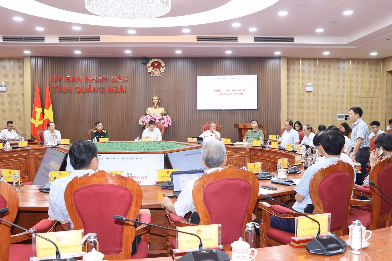 Quang cảnh phiên họp. Quang cảnh phiên họp.