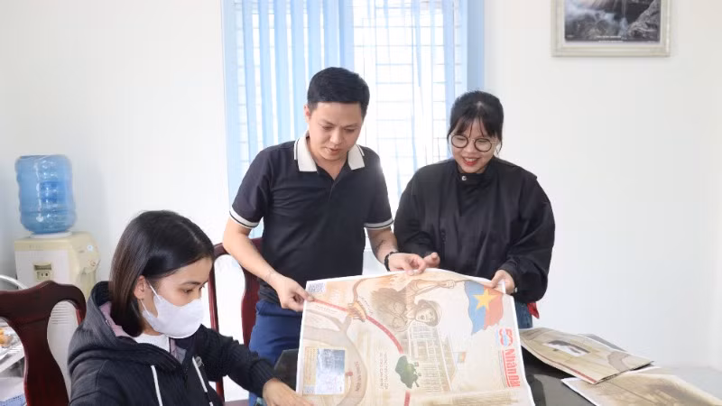 Cầm trên tay phụ san đặc biệt của Báo Nhân Dân, các bạn trẻ ở Quảng Ngãi đều hào hứng. Cầm trên tay phụ san đặc biệt của Báo Nhân Dân, các bạn trẻ ở Quảng Ngãi đều hào hứng.