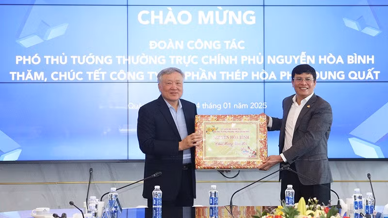 Phó Thủ tướng Thường trực Chính phủ Nguyễn Hòa Bình tặng quà Tết cho Công ty cổ phần thép Hòa Phát Dung Quất. Phó Thủ tướng Thường trực Chính phủ Nguyễn Hòa Bình tặng quà Tết cho Công ty cổ phần thép Hòa Phát Dung Quất.