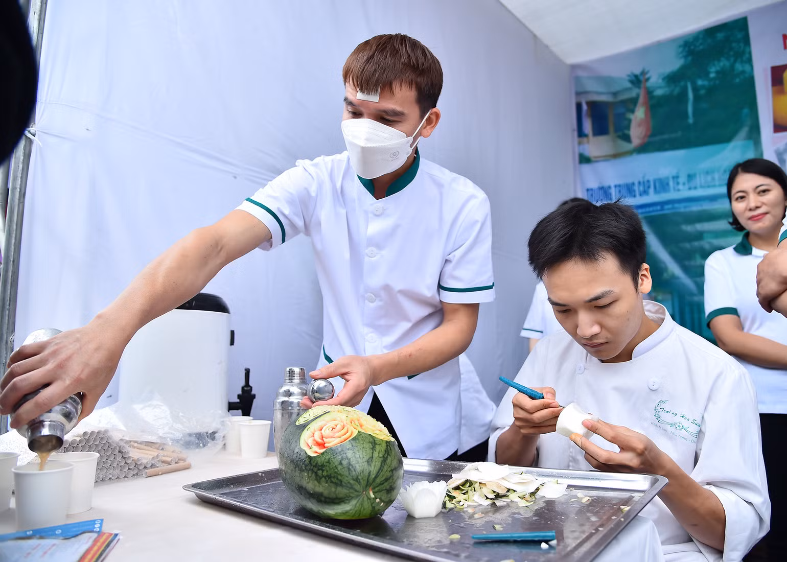 Học viên Trường Trung cấp Kinh tế - Du lịch Hoa Sữa thực hành tay nghề trực tiếp tại ngày hội. Học viên Trường Trung cấp Kinh tế - Du lịch Hoa Sữa thực hành tay nghề trực tiếp tại ngày hội.