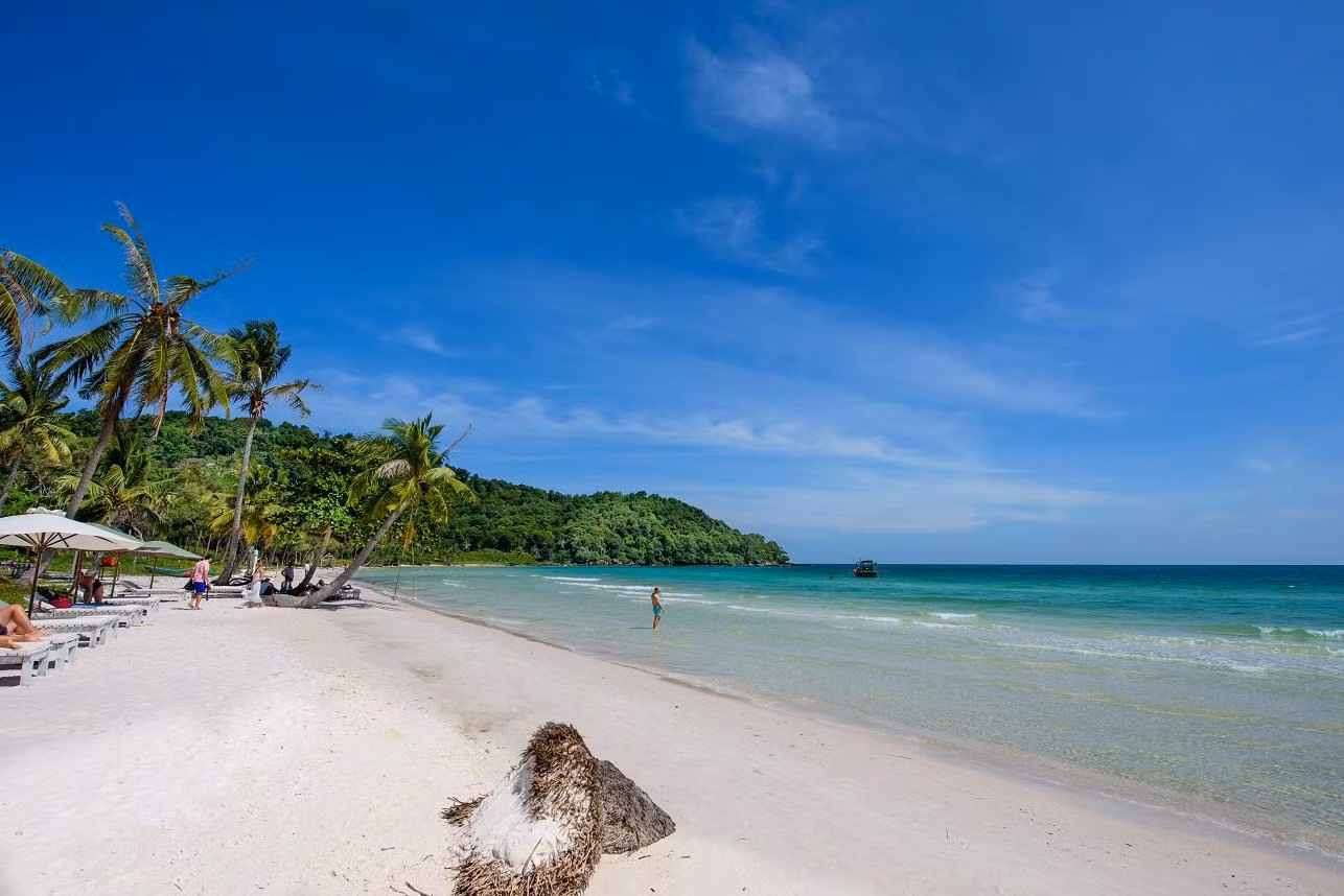 Các loại hình dịch vụ du lịch tại Bãi Sao còn nhỏ lẻ, tự phát. Ảnh Shutterstock
