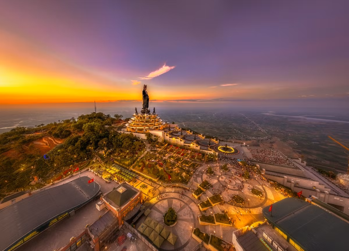 Toàn cảnh đỉnh núi Bà Đen. (Ảnh: Sun World Ba Den Mountain)