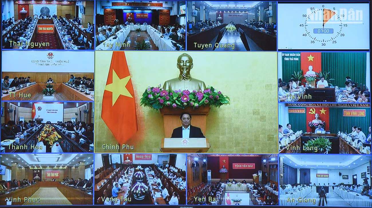 Dự họp tại đầu cầu 63 tỉnh, thành phố trực thuộc Trung ương có bí thư tỉnh ủy, thành ủy, chủ tịch UBND các tỉnh, thành phố.