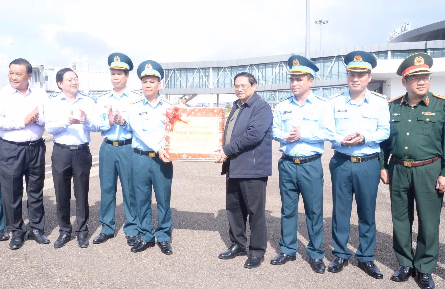 Thủ tướng thăm, tặng quà, động viên cán bộ, chiến sĩ Trung đoàn Không quân 925. Thủ tướng thăm, tặng quà, động viên cán bộ, chiến sĩ Trung đoàn Không quân 925.