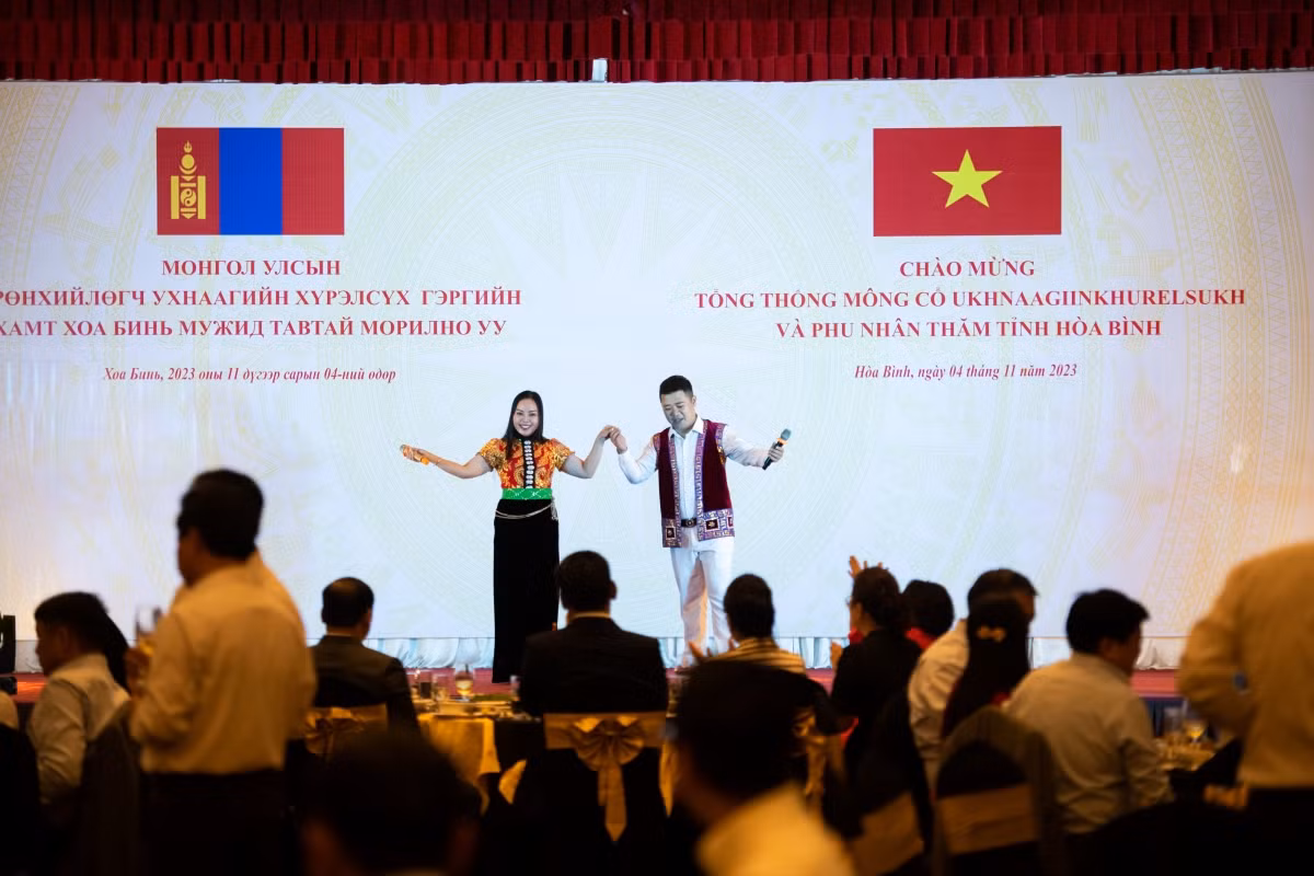 Tiết mục văn nghệ xứ Mường đón tiếp đoàn Tổng thống. Tiết mục văn nghệ xứ Mường đón tiếp đoàn Tổng thống.