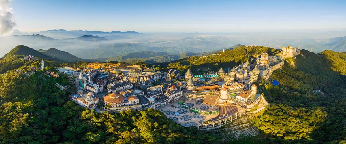 Qua kính VR, du khách sẽ được “lơ lửng” trên không trung, để ngắm nhìn toàn cảnh Bà Nà Hills trên đỉnh núi Chúa.