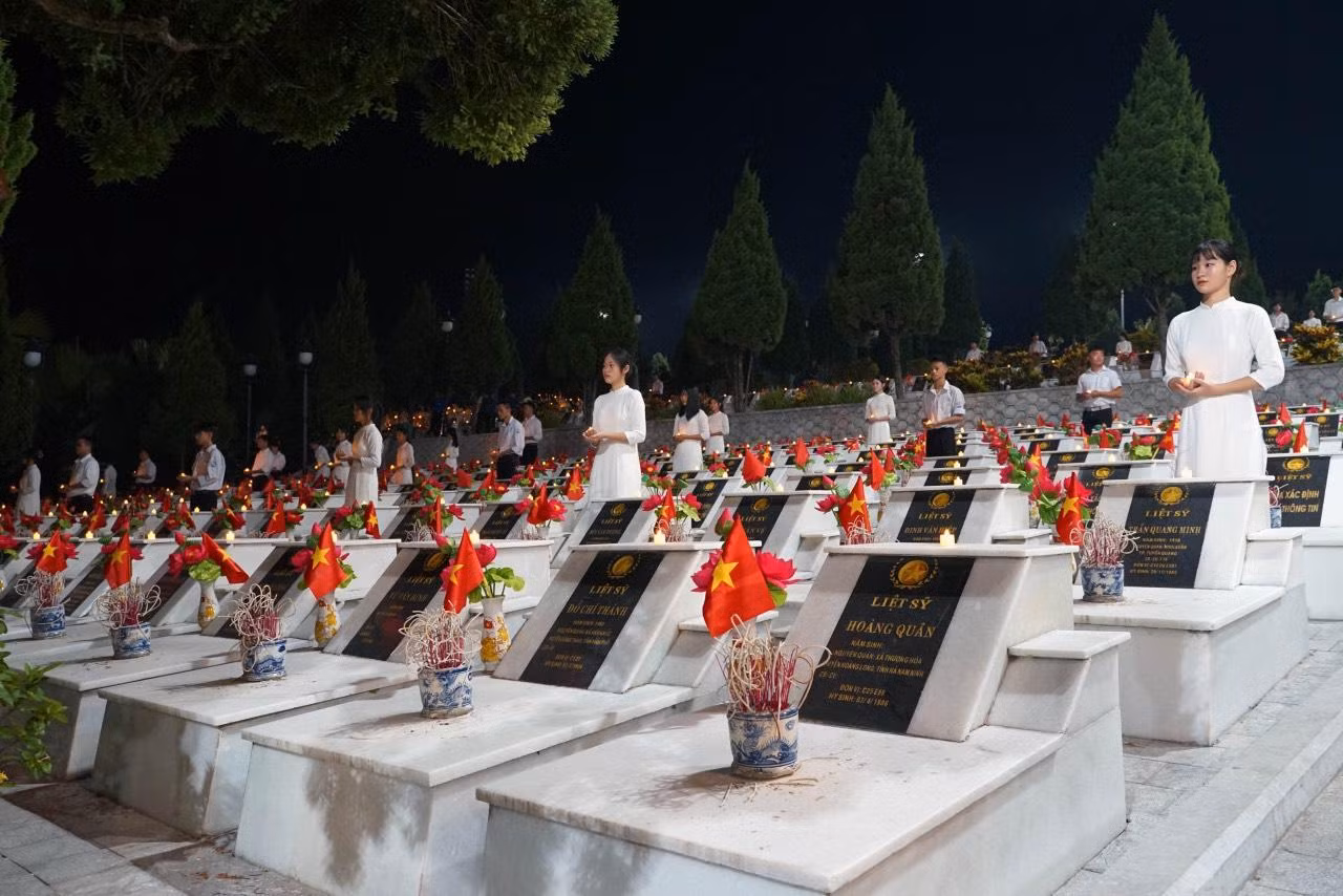 Tại Nghĩa trang Vị Xuyên, hàng nghìn ngọn nến đã được thắp lên trên những ngôi mộ của các liệt sĩ. (Ảnh: KHÁNH TOÀN)