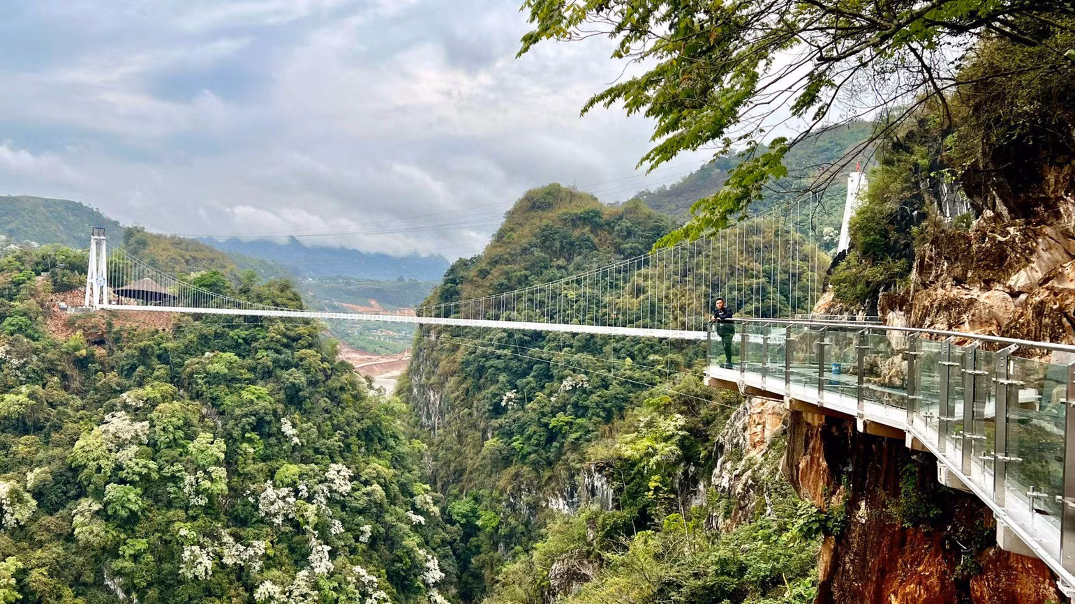 Cầu kính Bạch Long nằm trọn trong không gian hùng vĩ của núi rừng Tây Bắc (Ảnh: Mộc Châu Island) Cầu kính Bạch Long nằm trọn trong không gian hùng vĩ của núi rừng Tây Bắc (Ảnh: Mộc Châu Island)