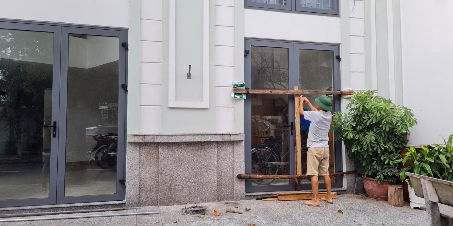 Ông Lê Hữu Xuân đang gia cố cửa cho ngôi nhà, sau khi đã giúp người dân trong tổ chằng buộc nhà cửa. Ông Lê Hữu Xuân đang gia cố cửa cho ngôi nhà, sau khi đã giúp người dân trong tổ chằng buộc nhà cửa.