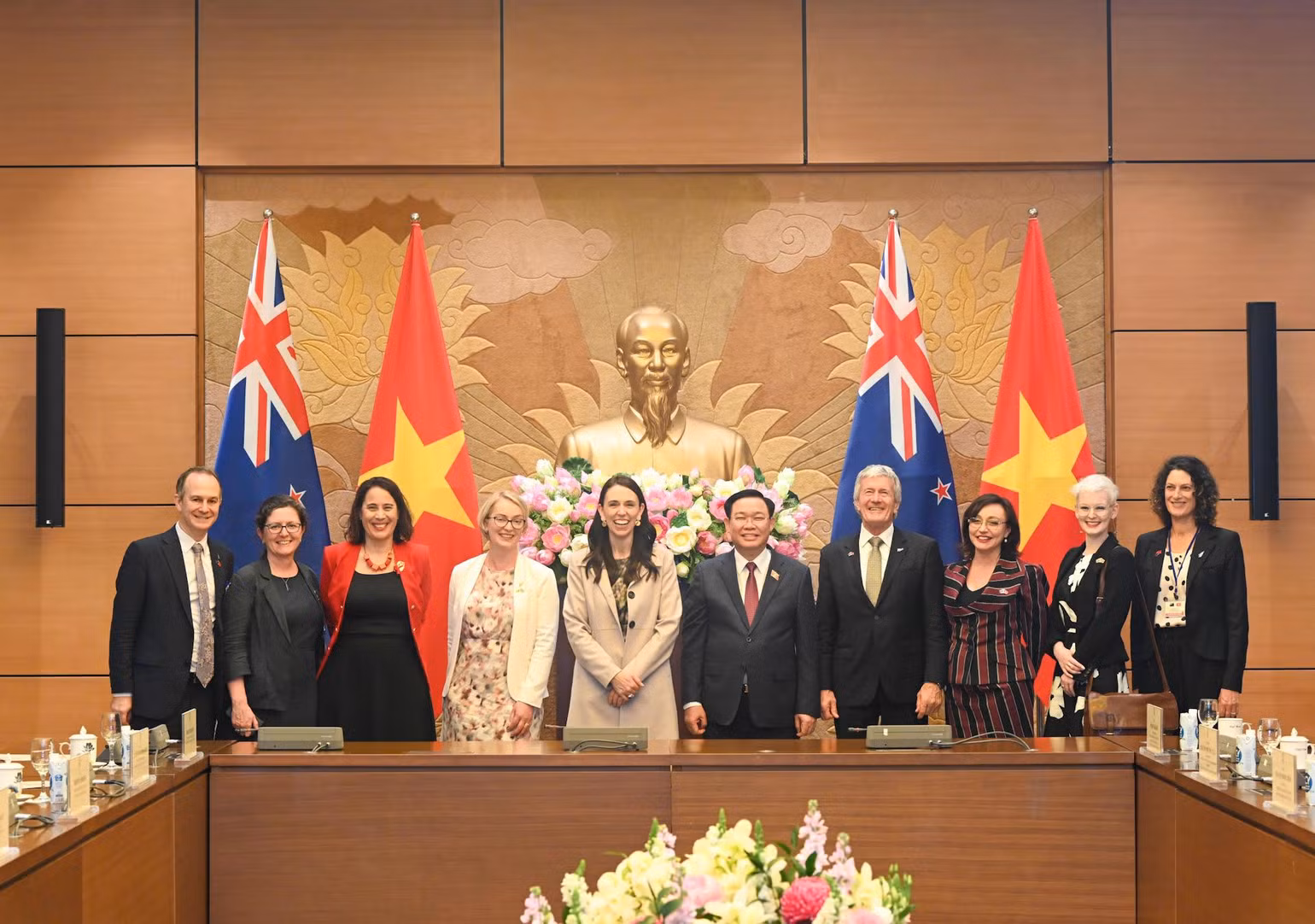 Chủ tịch Quốc hội Vương Đình Huệ và Thủ tướng New Zealand Jacinda Ardern cùng các đại biểu tại buổi tiếp. (Ảnh: Duy Linh) Chủ tịch Quốc hội Vương Đình Huệ và Thủ tướng New Zealand Jacinda Ardern cùng các đại biểu tại buổi tiếp. (Ảnh: Duy Linh)