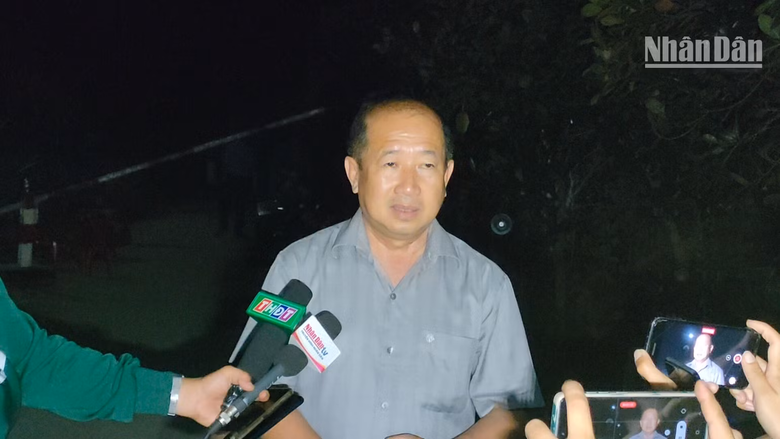 Ông Đoàn Tấn Bửu, Phó chủ tịch tỉnh Đồng Tháp thông tin về việc đưa thi thể bé Hạo Nam lên lúc rạng sáng ngày 20/1. (Ảnh: Hữu Nghĩa)