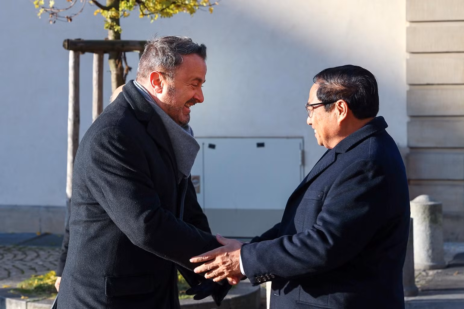 Thủ tướng Phạm Minh Chính và Thủ tướng Xavier Bettel bắt tay tại lễ đón. (Ảnh: NHẬT BẮC)