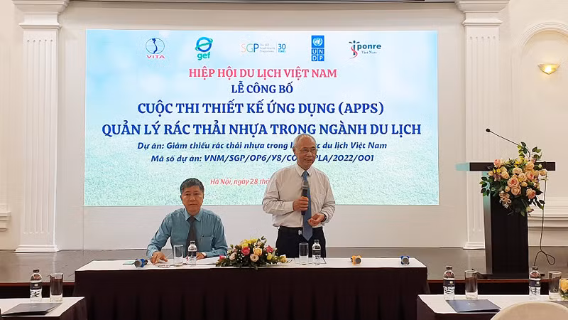 Ông Vũ Thế Bình, Chủ tịch Hiệp hội Việt Nam phát biểu tại buổi phát động cuộc thi thiết kế Ứng dụng quản lý rác thải nhựa trong ngành du lịch. (Ảnh: T.LINH)