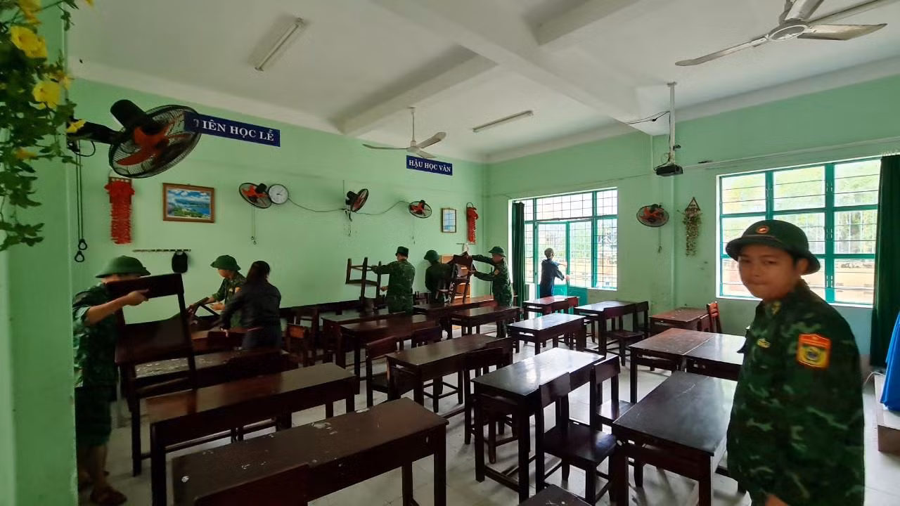 Cán bộ chiến sĩ Đồn Biên phòng Sơn Trà chuẩn bị nơi ăn ở cho người dân tránh trú bão tại Trường THCS Hoàng Sa, quận Sơn Trà. Cán bộ chiến sĩ Đồn Biên phòng Sơn Trà chuẩn bị nơi ăn ở cho người dân tránh trú bão tại Trường THCS Hoàng Sa, quận Sơn Trà.