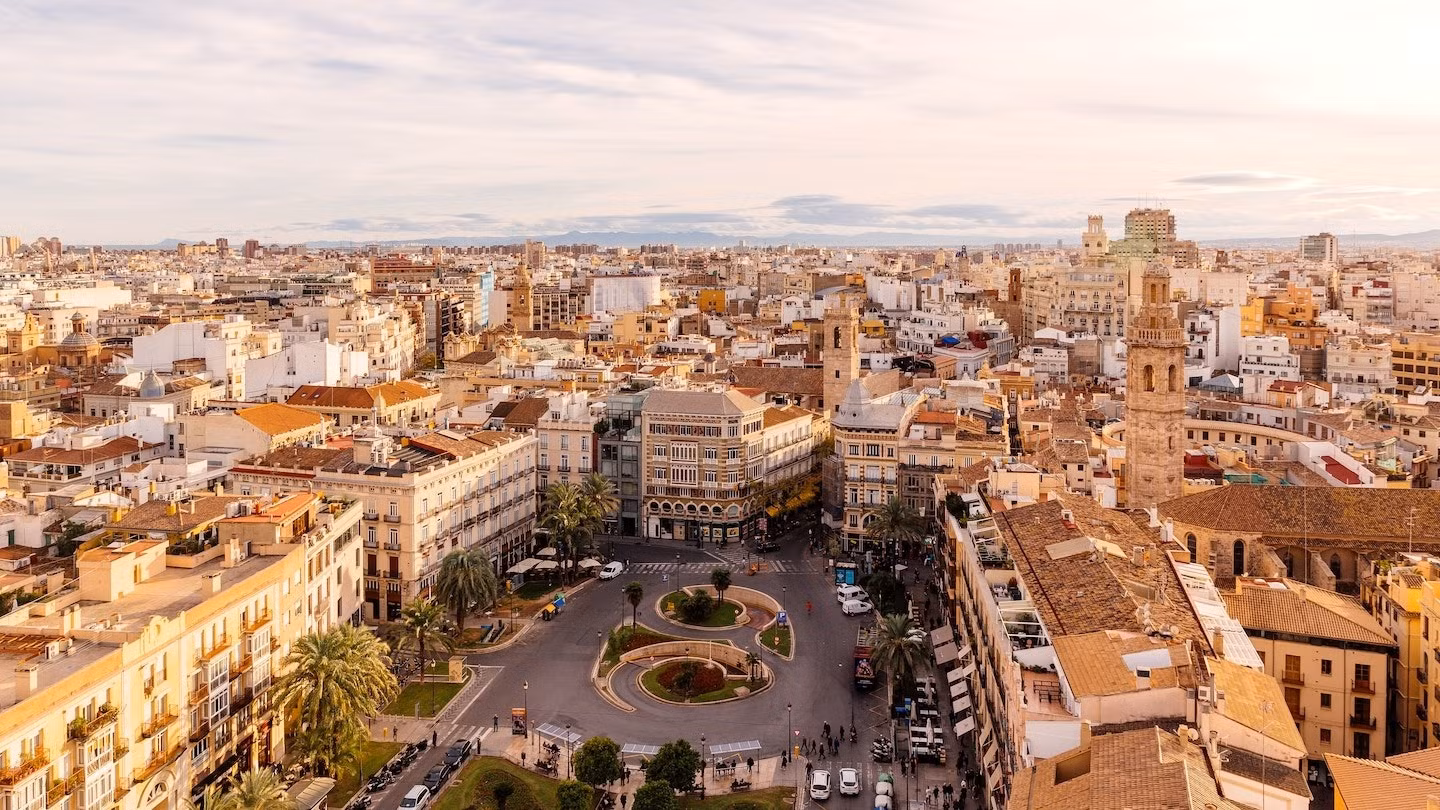 Du khách có thể thuê xe đạp đi dạo quanh các điểm nổi tiếng ở Valencia. (Ảnh: Getty Images)