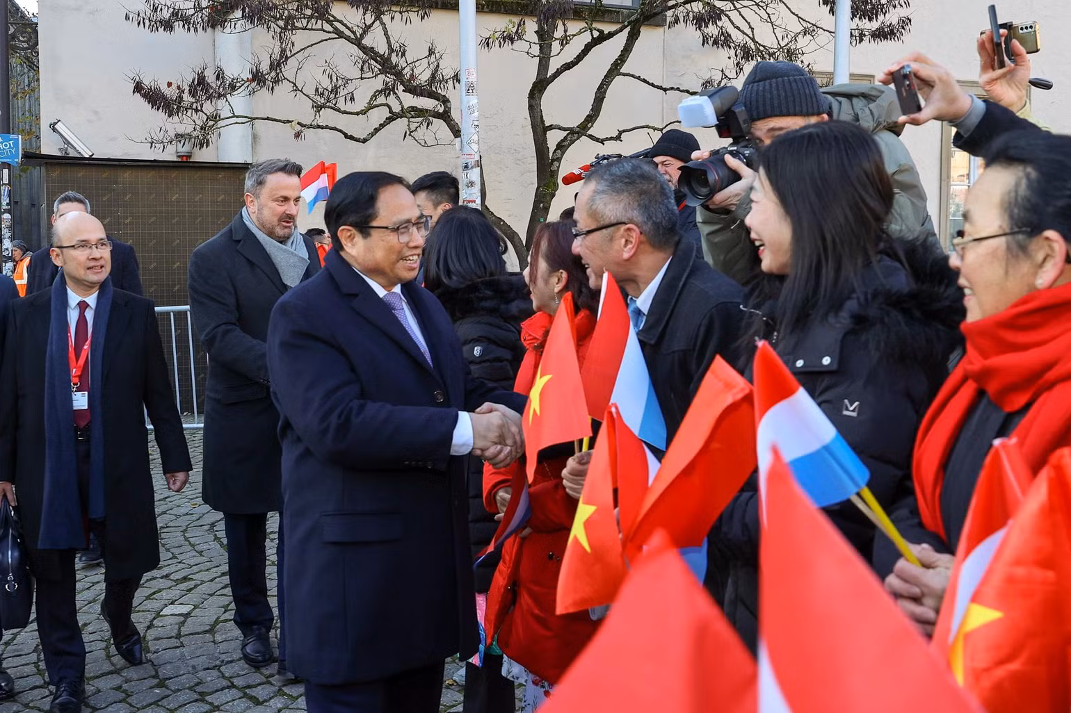 Thủ tướng Phạm Minh Chính và Thủ tướng Xavier Bettel chào hỏi bà con Việt kiều. (Ảnh: NHẬT BẮC)